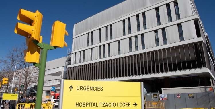 Un cartell indicant com accedir a les Urgències del Taulí | Roger Benet
