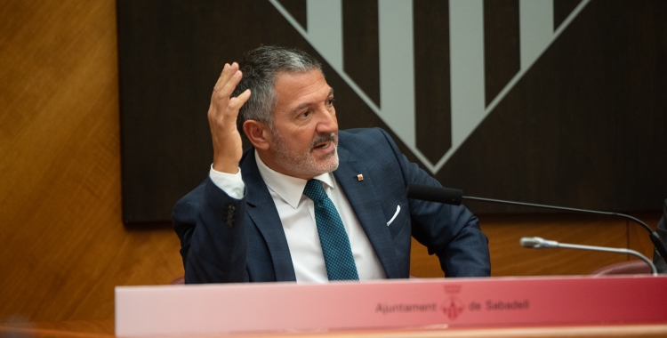 El conseller Miquel Sàmper durant la seva visita a l'Ajuntament de Sabadell | Roger Benet