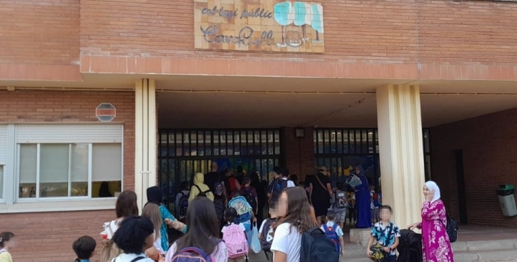 Nens entrant a l'Escola Can Rull aquest matí | Núria García
