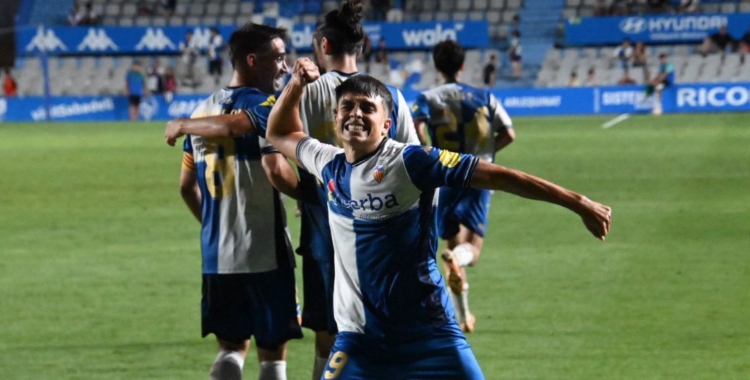Miguelete, celebrant el seu primer gol com a jugador del Sabadell