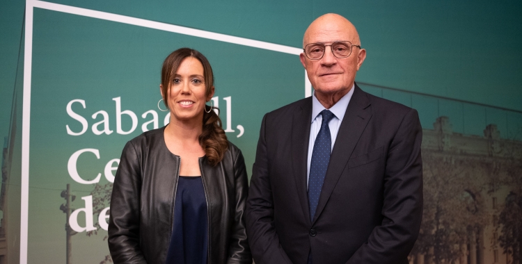 Marta Farrés i Josep Oliu a la roda de premsa celebrada aquest dilluns a Sabadell