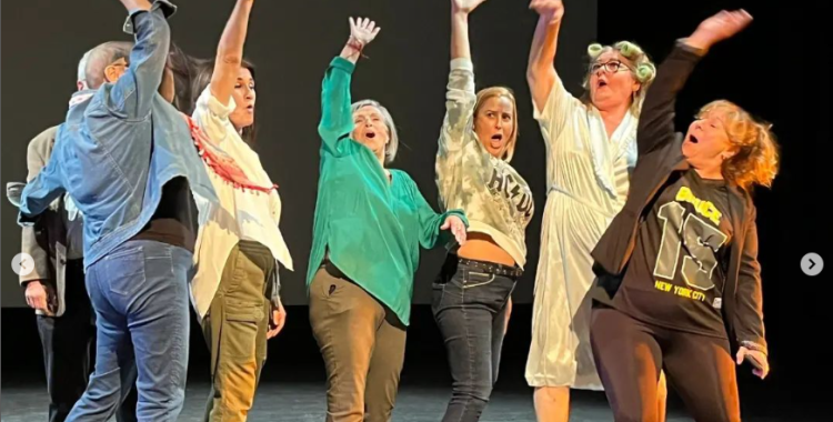 Un grup de persones fent teatre durant la primera Mostra de teatre | Teatre de barri