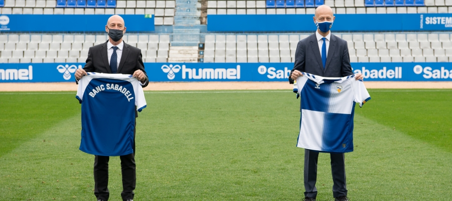 Comerma i Calzada, plasmant l'acord sobre la gespa | Roger Benet