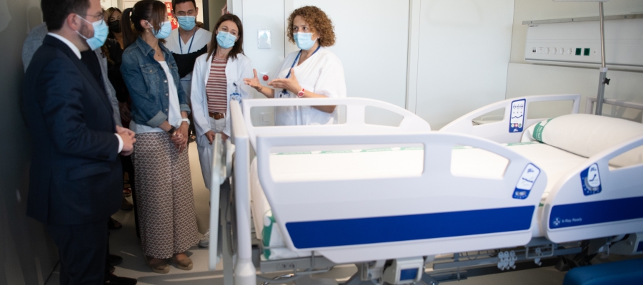 Visita de les autoritats a l'interior de les habitacions de l'edifici Ripoll | Roger Benet