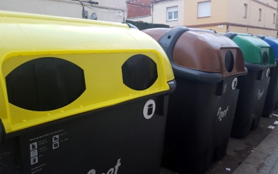 Un dels contenidors grocs amb la boca ampliada al carrer Montseny de la Creu Alta - © Núria García
