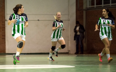 Katerina Hegrova, al centre de la imatge, en el partit contra l'Associació Lleidatana