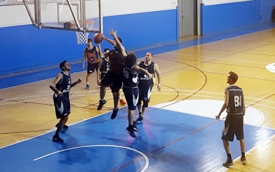 Jugadors del CNS bàsquet durant el derbi amb el What's Up Pia