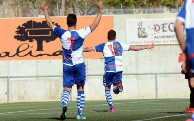 El davanter del Centre d'Esports, Max Marcet, celebra el primer gol del Sabadell