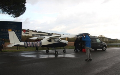 Imatge de l'avioneta a l'autopista
