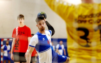 Un jugador del Sabadell Handbol llençant a porteria
