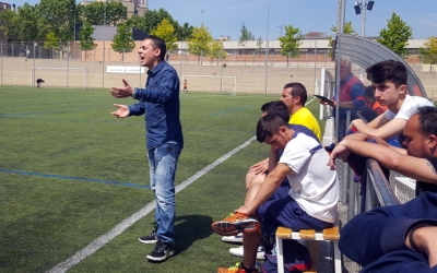 Juan Romero, entrenador del Juvenil A del Mercantil, donant instruccions als seus jugadors