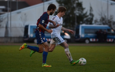 Pastells jugant contra el Gavà | Roger Benet (CES)