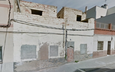 Exterior de l'edifici abandonat del carrer Vinhamala