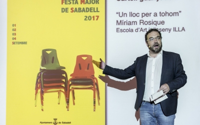 Juli Fernàndez presenta el cartell de Festa Major en un acte. Foto: Ajuntament de Sabadell. Autor: Juanma Peláez