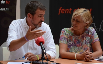 El cap d'antena, Sergi Garcés, i la regidora Marisol Martínez en roda de premsa | Roger Benet