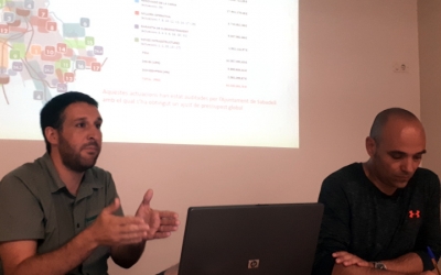 Berlanga, acompanyat del tècnic Oriol Ferrer, ha presentat el Pla Director de l'Aigua al Casal Pere Quart/ Karen Madrid