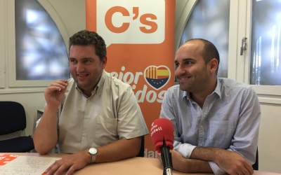 Els regidors Jose Luis Fernández i Adrián Hernández en roda de premsa | Mireia Sans