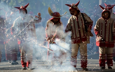 Imatge de les colles de foc durant la cercavila d'aquesta tarda