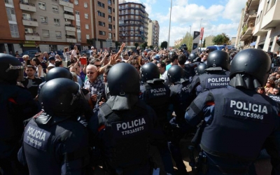 La policia, durant la detenció de Joan Ignasi Sánchez/ Roger Benet