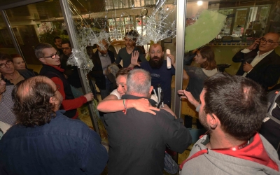 Imatge de la porta  de l'Escola Nostra Llar l'1 d'octubre. Foto: Roger Benet