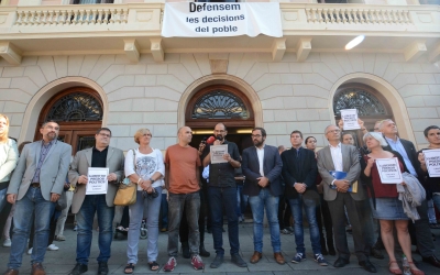 L'alcalde i els regidors durant la lectura de la declaració | Roger Benet