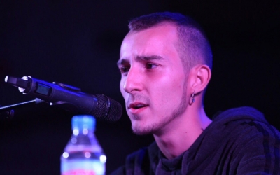 El raper sabadellenc Elgio en una de les xerrades. Foto: Roger Benet. 