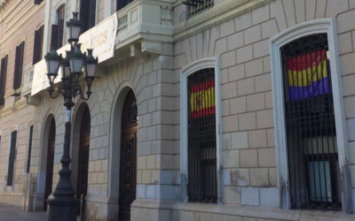 Ciutadans ha penjat una bandera d'Espanya a l'exterior del seu despatx i Guanyem, una de republicana/ Pau Duran