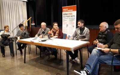 Rubio, amb els usuaris de la borsa de treball i representants d'associacions veïnals/ Karen Madrid