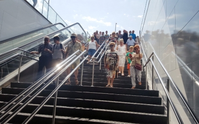 Imatge dels primers usuaris de les noves estacions dels Ferrocarrils/ Roger Benet, Arxiu Ràdio Sabadell