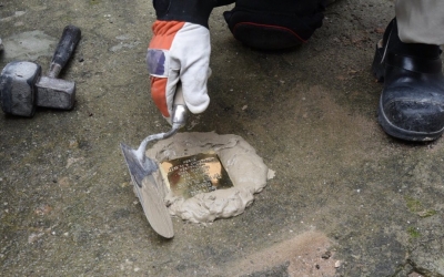 Günter Demnig instal·lant una llamborda "stolpersteine" | Roger Benet