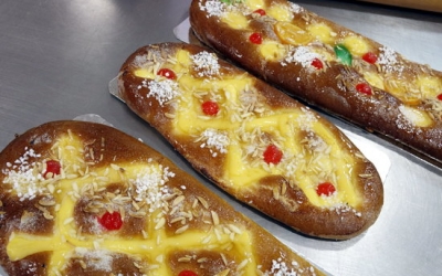 Tres coques de Sant Joan de crema i fruites | ACN