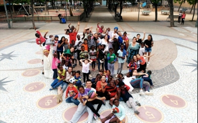 Imatge dels monitors i els nens de l'Esplai La Baldufa | Cedida