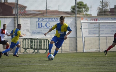 Dani Muela controla la pilota en el duel contra el Rubí | Félix Sancho
