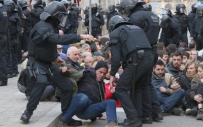 Desenes d'activistes es van encadenar al TSJC el 23 de febrer passat/ Arxiu