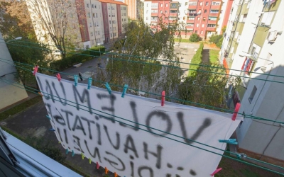 Els veïns han col·locat pancartes reivindicatives als seus pisos | Roger Benet