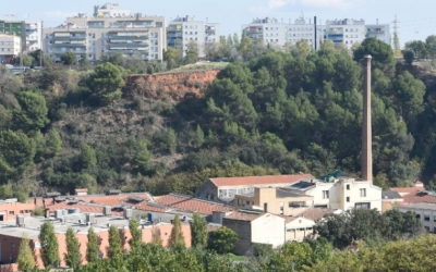 L'entor del riu Ripoll compta amb moltes indústries, algunes d'elles abandonades/ Roger Benet