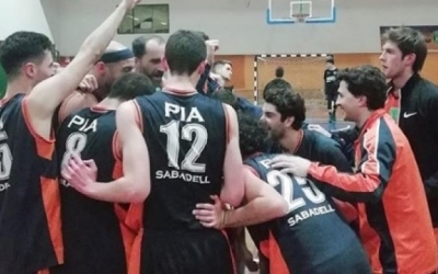 Els jugadors escolapis fan una pinya | Bàsquet Pia