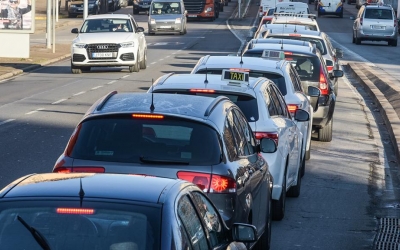 Imatge de la marxa lenta que els taxistes van protagonitzar dilluns | Roger Benet