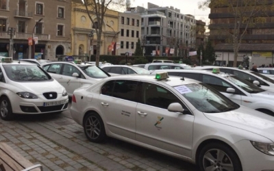 Mobilització dels taxis de Sabadell als voltants de l'Ajuntament | Arxiu