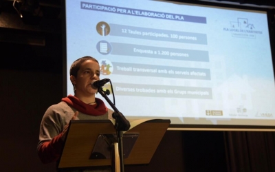 La regidora Glòria Rubio presentant el Pla Local d'Habitatge | Roger Benet