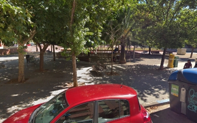 Imatge de l'àrea de jocs infantils de la plaça de la Llibertat pendent de renovar