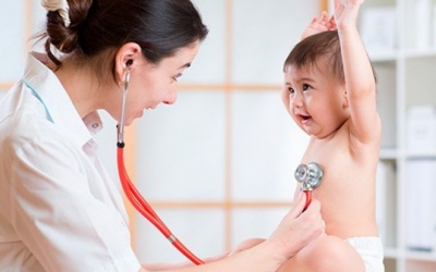 Imatge d'una pediatra amb un pacient | Cedida