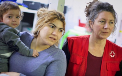 Una demandant d'asil amb una tècnica de Creu Roja/ Creu Roja Sabadell