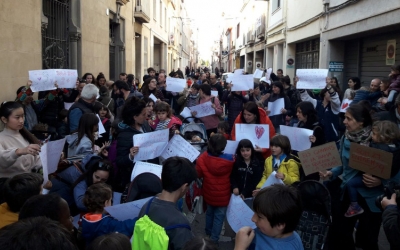 Les famílies de La Trama es van concentrar ahir a la tarda davant del Centre/ Cedida José González
