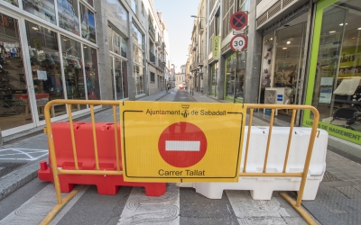El carrer Sant Pere, tallat per obres/ Roger Benet