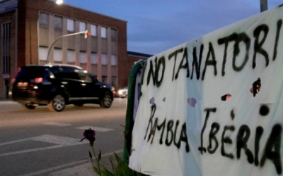 Pancarta veïnal contra el tanatori de la Rambla Ibèria/ Arxiu