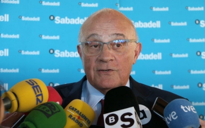 El president del BS, Josep Oliu atenent els mitjans | ACN