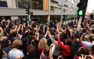 Manifestants a l'escola Nostra Llar durant l'1-O | Roger Benet