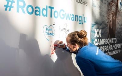 Marina Garcia, signant el plafó de les mínimes de Gwangju | CNS