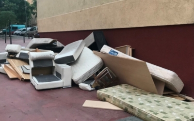 Mobles abandonats a la via pública | Cedida
